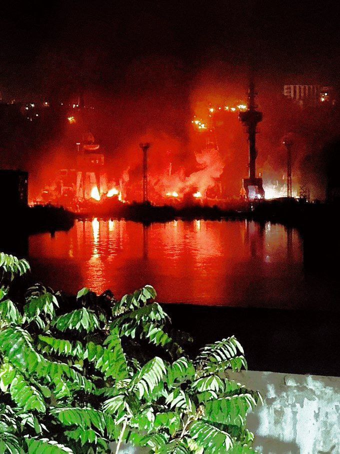 Пожежа у Севастополі після "прильоту"