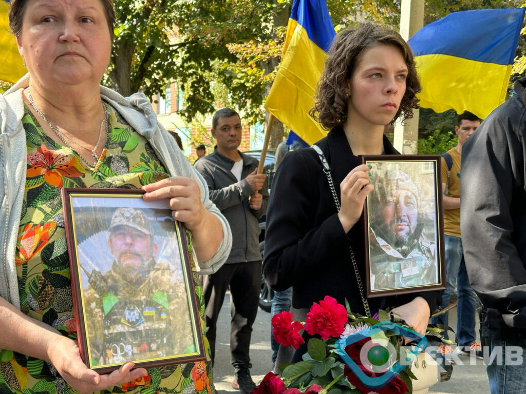 В Харькове прощаются с волонтерами, убитыми ракетой РФ в Купянске (фото)