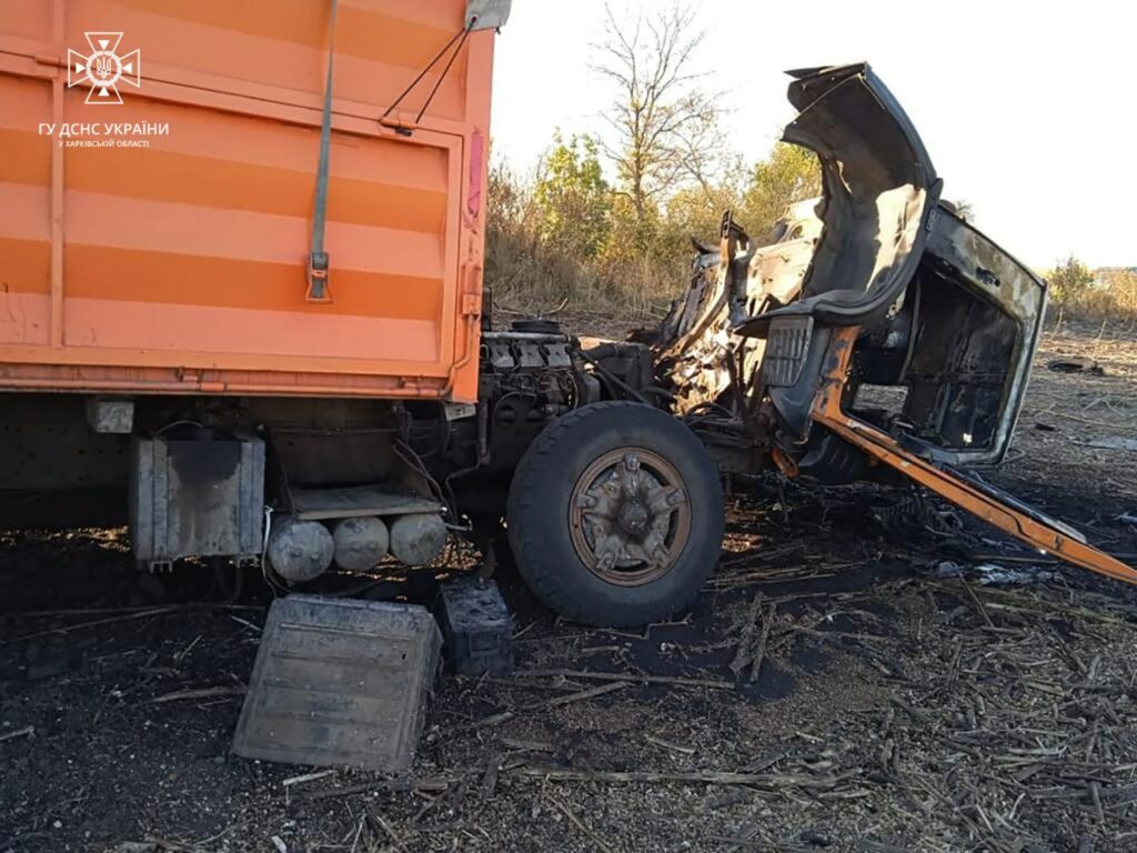 Спасатели показали грузовик, который подорвался на мине на Харьковщине (фото)