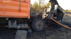 Спасатели показали грузовик, который подорвался на мине на Харьковщине (фото)