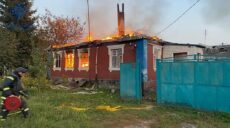 Из-за обстрела загорелся дом в Волчанске Харьковской области — ГСЧС (фото)