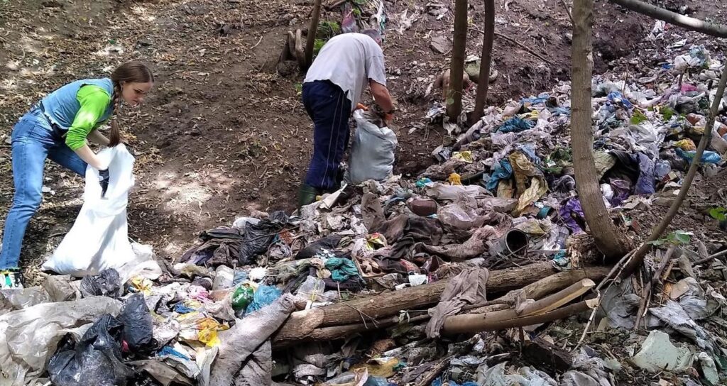 Сто мішків сміття зібрали активісти за чотири години в яру на ХТЗ (фото)