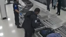 Двое офицеров охраны обворовывали пассажиров аэропорта, проходивших сканер