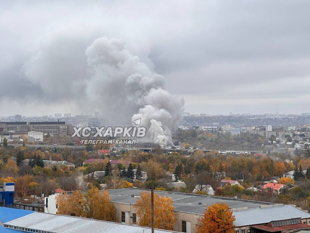 У Харкові – масштабна пожежа на ринку: горить близько 14 павільйонів
