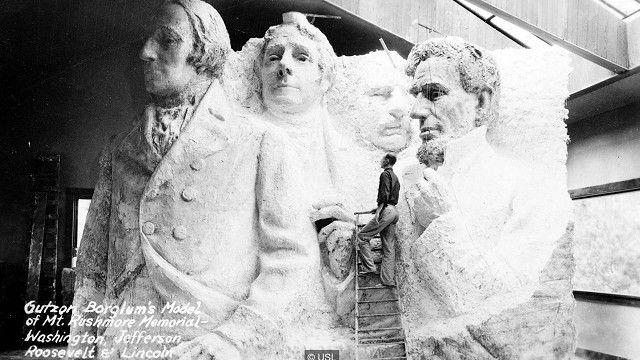 Скульптор біля проекту меморіалу на горі Рашмор