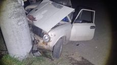 В Мерефе пьяный водитель ВАЗ «влетел» в электроопору: погиб пассажир (фото)