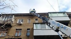 В Харькове ремонтируют поврежденные ветром сети и кровли (фото)