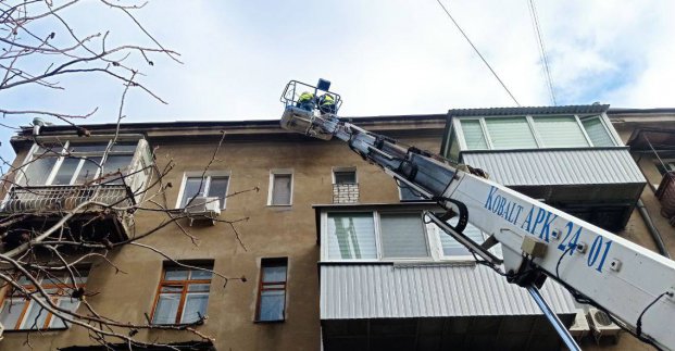 У Харкові ремонтують пошкоджені вітром мережі та покрівлі (фото)