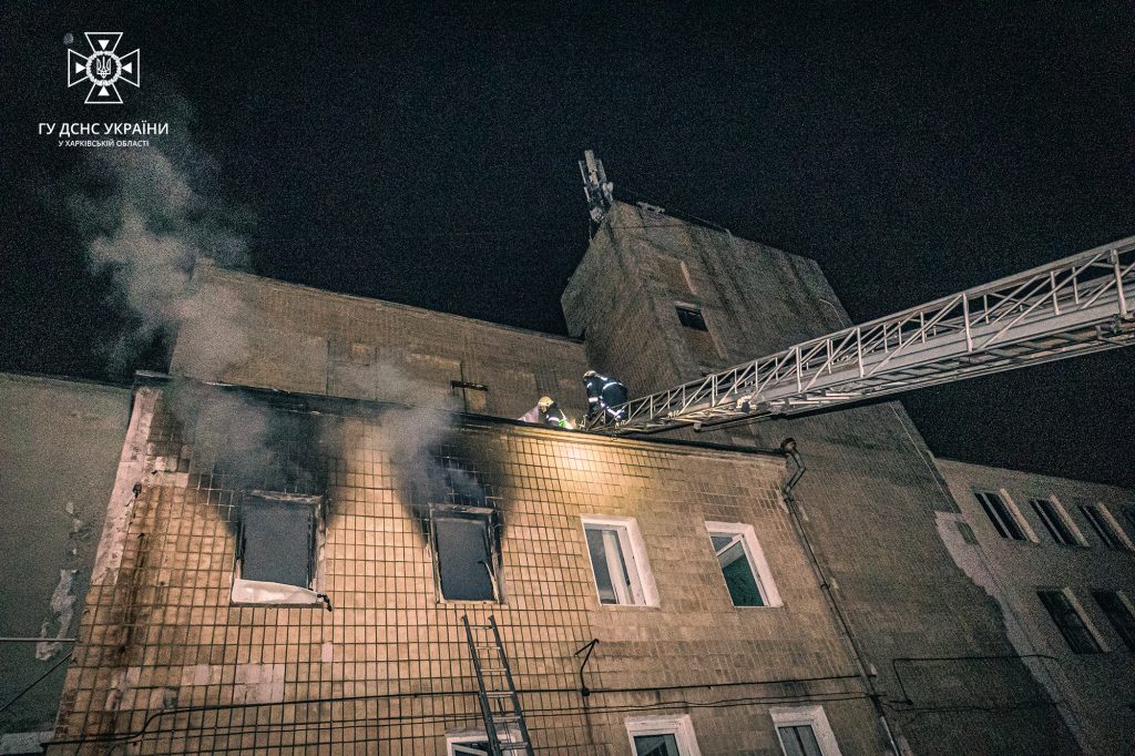 Пожар в театре музкомедии в Харькове ночью тушили полсотни бойцов ГСЧС (фото)