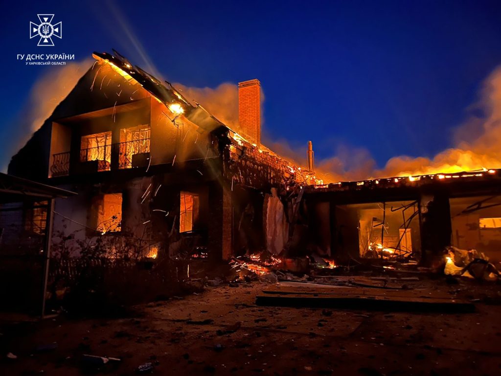 Двухэтажный особняк сгорел в Купянске после «прилета» (фото)
