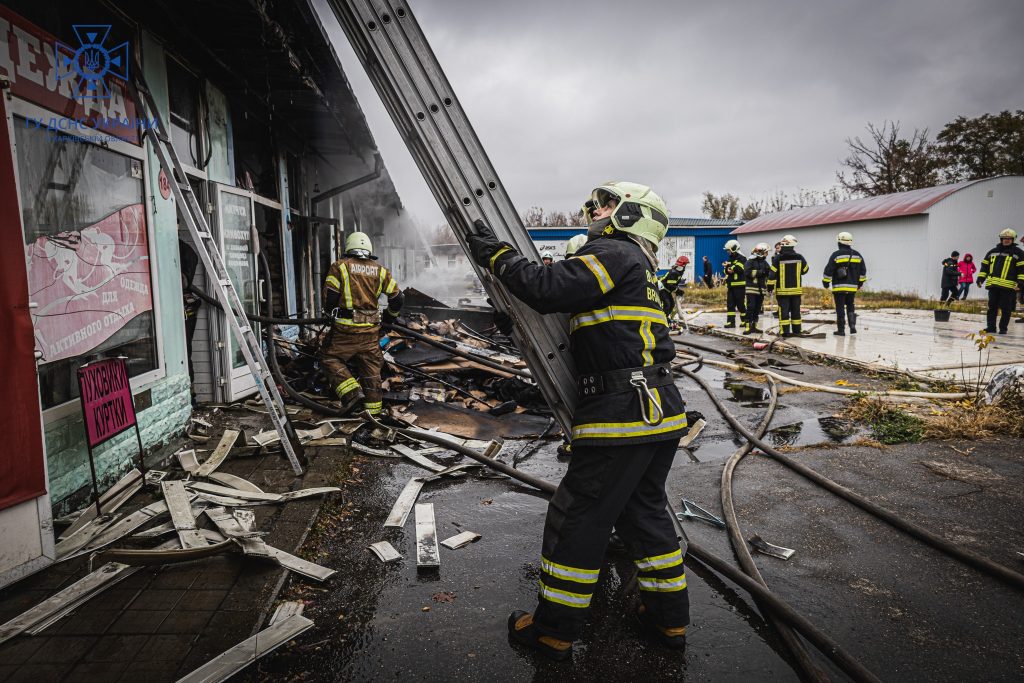Пожар на рынке в Харькове тушили 80 спасателей (фото, видео)