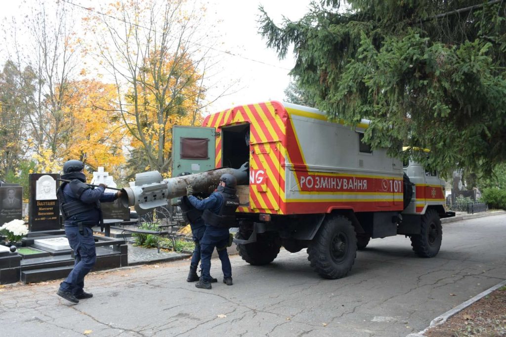 Огромный снаряд от РСЗО «Смерч» нашли на кладбище в Харькове (фото)