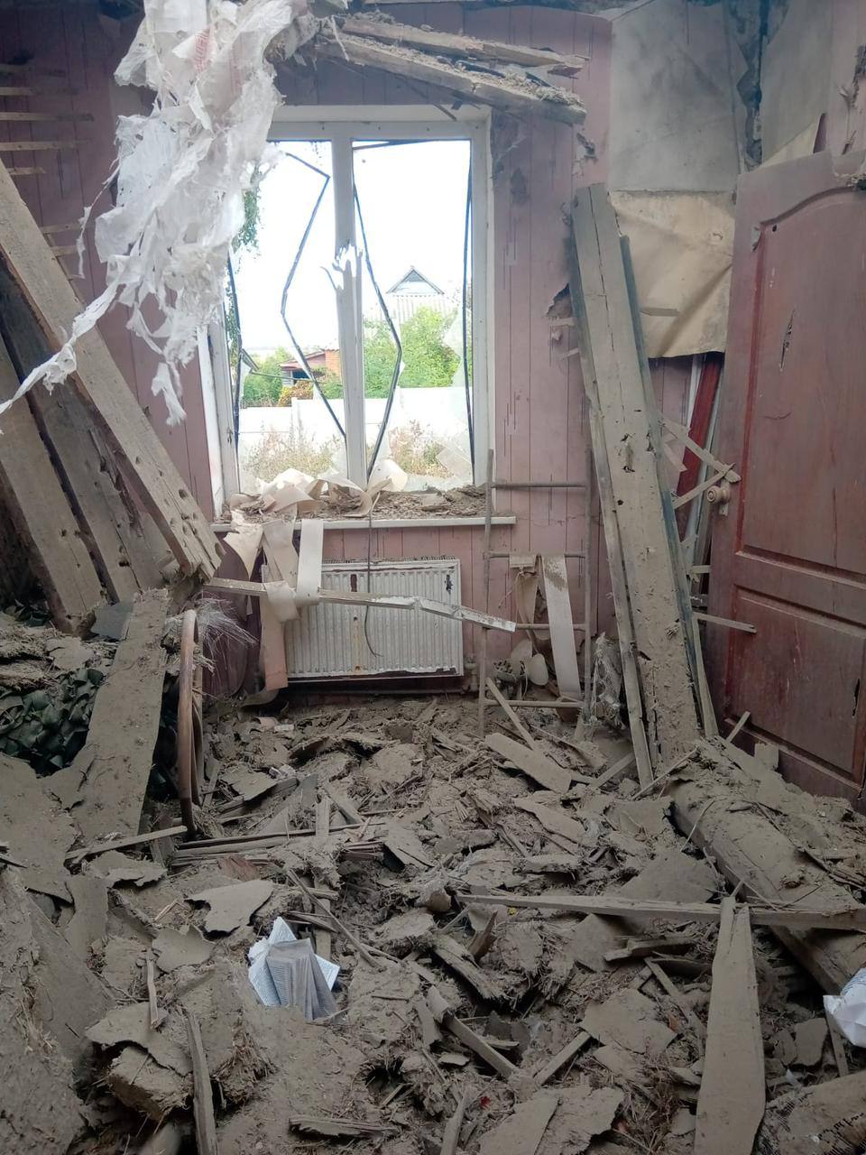 Ворог обстріляв село на Харківщині: зафіксовані щонайменше 18 ударів (фото)