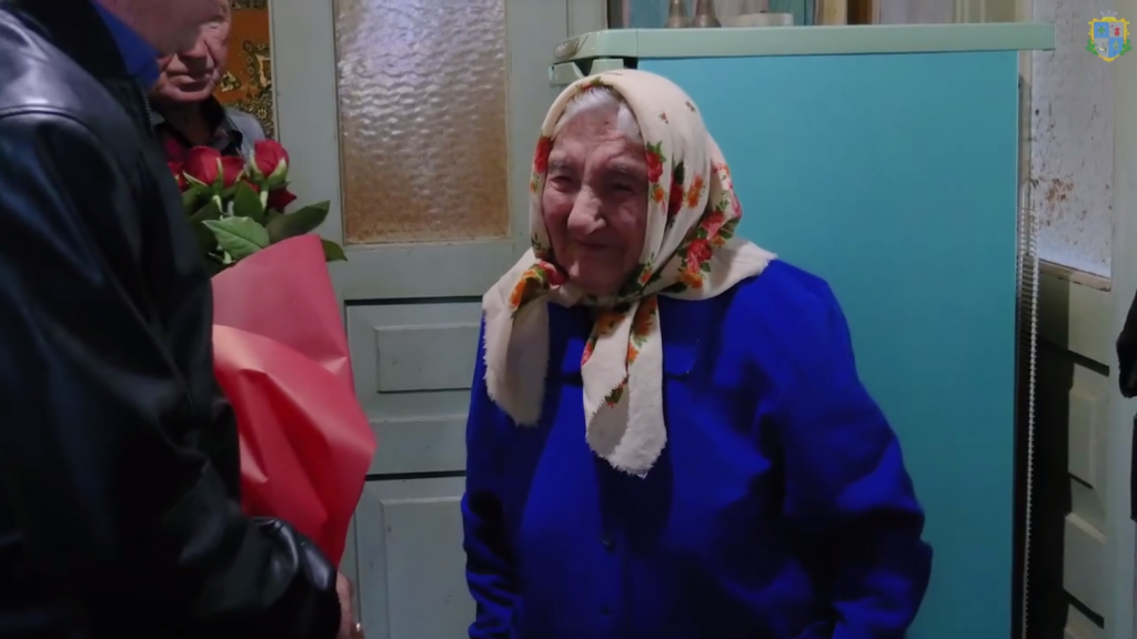 Жительница громады под Харьковом в свое 100-летие плакала из-за Путина (видео)