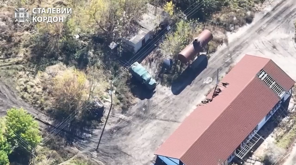 «Техобслуживание» грузовика РФ провели под Купянском пограничники (видео)