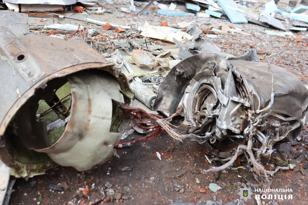 На місці ударів у Харкові знайшли уламки ракет з написом «сделано в РФ» (фото)