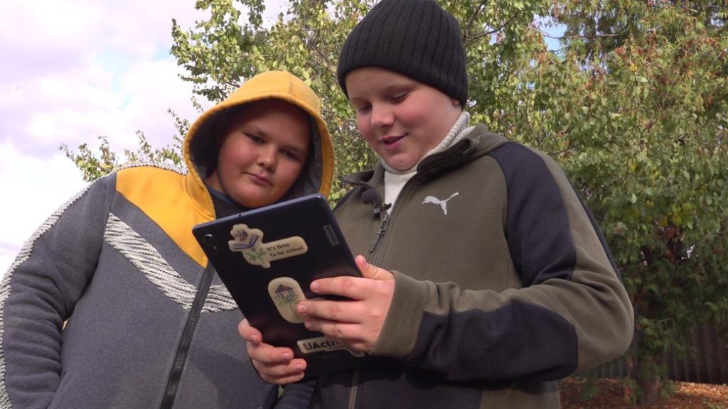 Детям из села на Харьковщине, учившимся в шалаше, дали планшеты и интернет