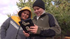 Дітям із села на Харківщині, які навчалися у курені, дали планшети та інтернет