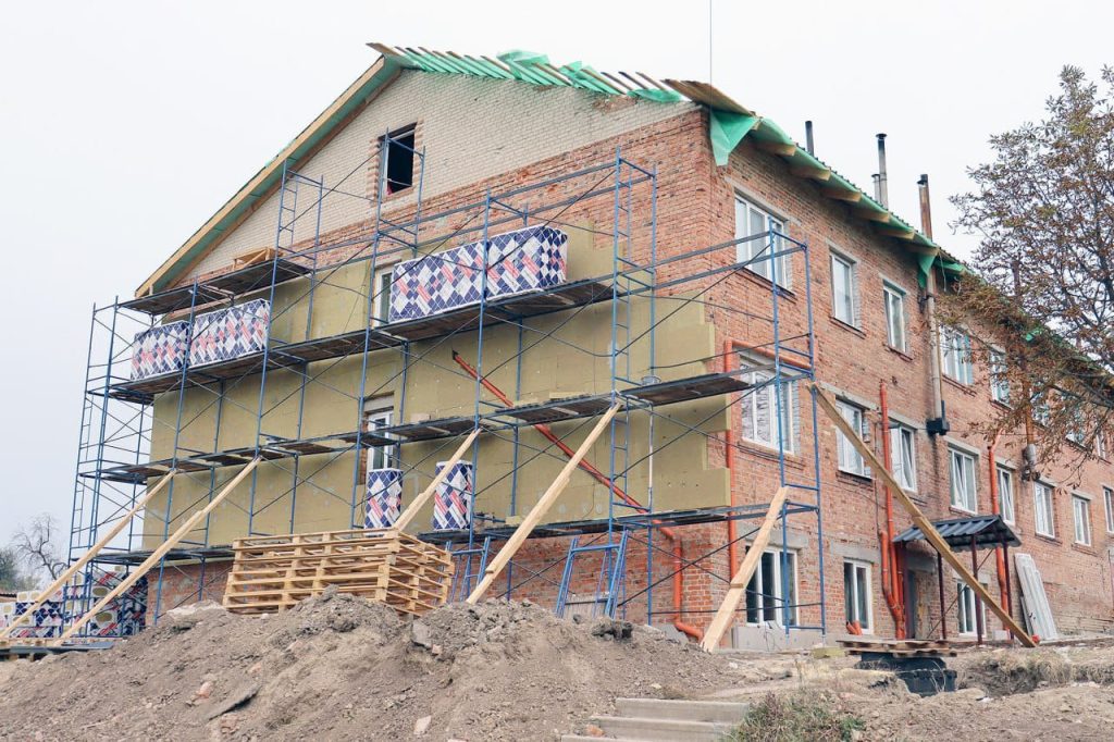 Два многоэтажных дома в Дергачах под Харьковом почти отстроили
