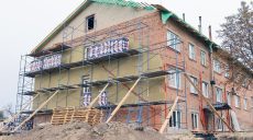 Два багатоповерхових будинки в Дергачах під Харковом майже відбудували
