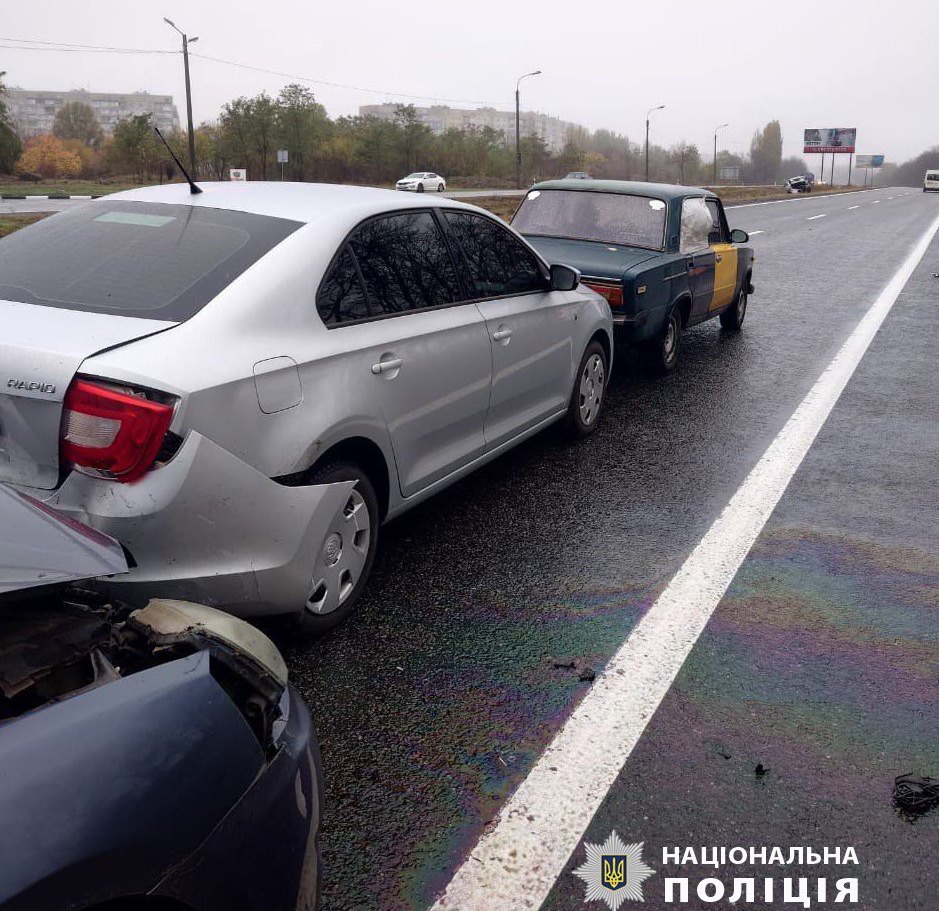 Масштабна ДТП: 5 автівок зіштовхнулися на проспекті Героїв Харкова (фото)