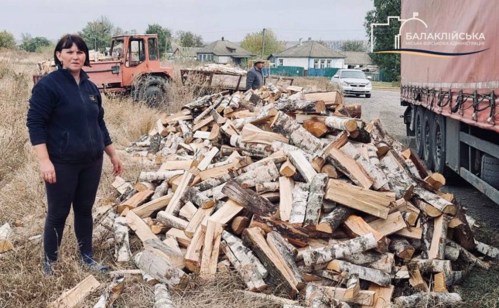 Жителям громади на Харківщині почали видавати дрова для опалення (фото)