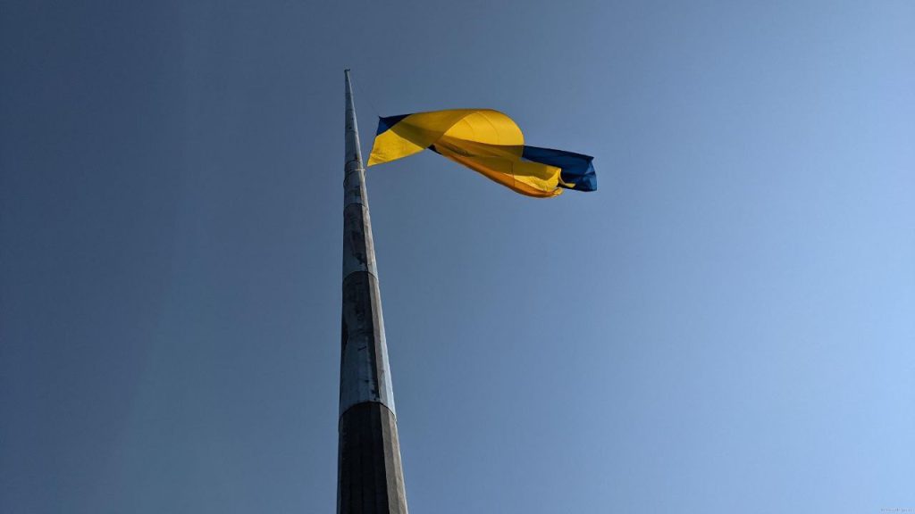 В Харькове спустили самый большой государственный флаг Украины