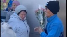 В Харькове пенсионеры поздравили японского волонтера Фуминори Цучико (видео)