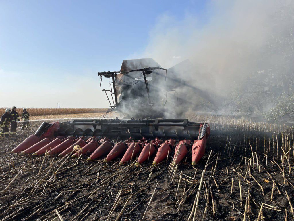 Комбайн підірвався на Харківщині під час збору врожаю, зайнялося поле