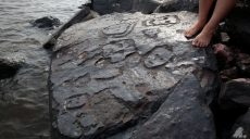 Давні наскельні малюнки з людськими обличчями відкрила посуха річки Амазонки