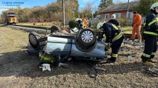 На Харківщині – ДТП на залізничному переїзді: дві людини у лікарні (фото)