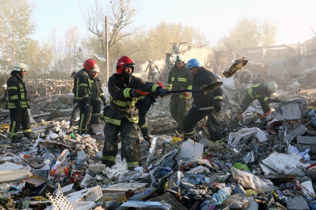 Уже 52 загиблих: Синегубов сказав, що в с.Гроза просіють попіл на місці вибуху