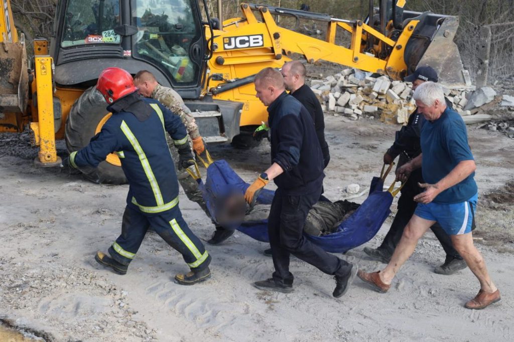 Ракетний удар по селу на Харківщині: пошуки тіл загиблих завершено (фото)