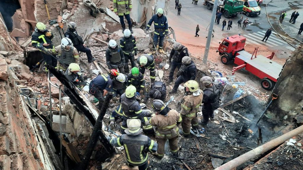 Ракетный удар по Харькову: фото и видео с мест «прилетов»