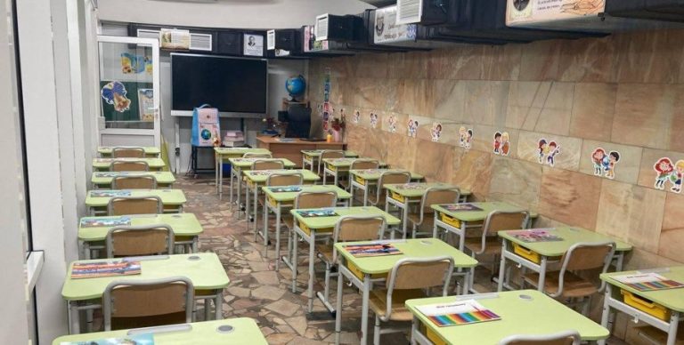 В первой подземной школе Харькова уже устанавливают парты и доски