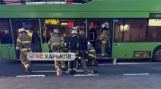 У метро «Проспект Гагарина» в Харькове горел троллейбус. Данные ГСЧС (видео)