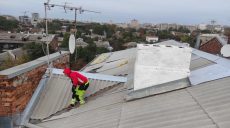 У Харкові закривають розбиті російською ракетою дахи будинків (фото)