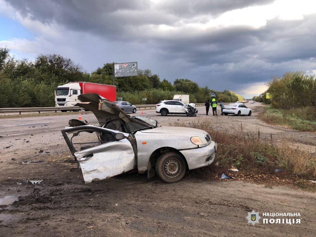 Авто розірвало: двоє дорослих і дитина постраждали в ДТП під Харковом (фото)