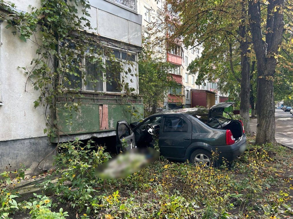 У Харкові авто врізалося в будинок: водій загинув, пасажирки в лікарні (фото)