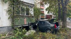 У Харкові авто врізалося в будинок: водій загинув, пасажирки в лікарні (фото)
