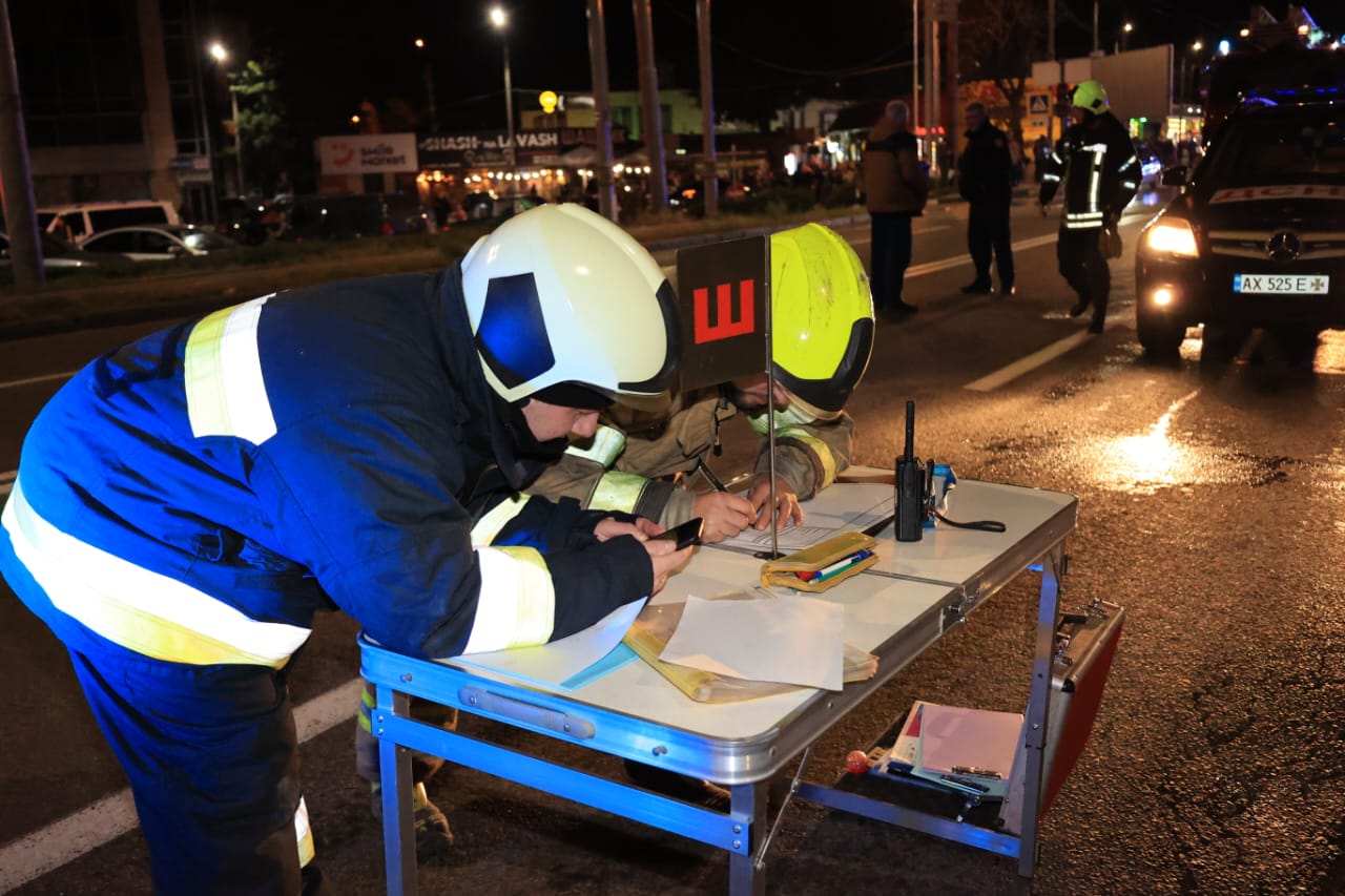 Пожежу в супермаркеті в Харкові гасили 70 рятувальників (відео)