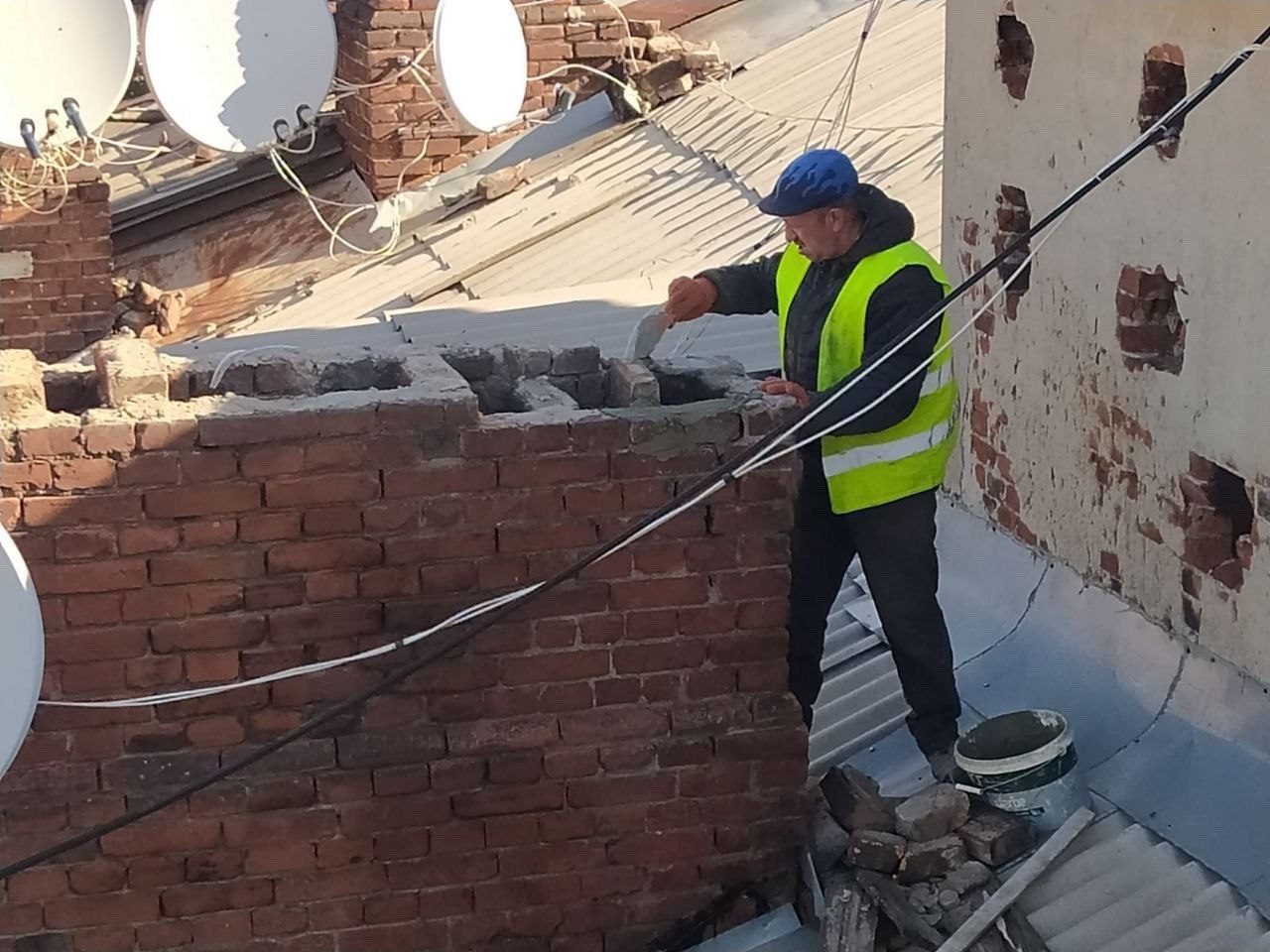 У Харкові відновлюють будинки після обстрілу 6.10 2023