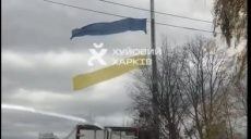 Вітер розірвав навпіл державний прапор у Харкові (відео)