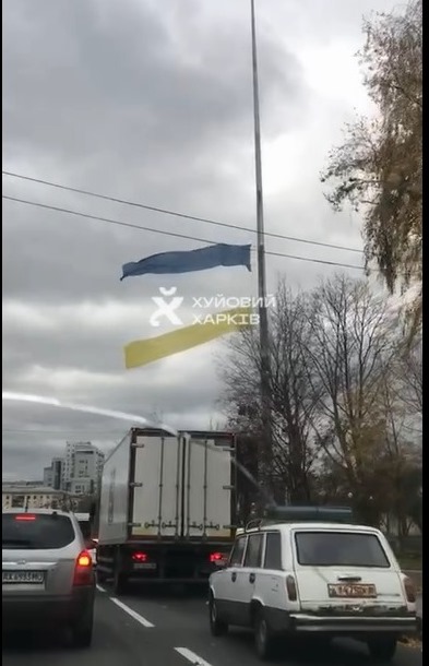 Вітер розірвав навпіл державний прапор у Харкові (відео)
