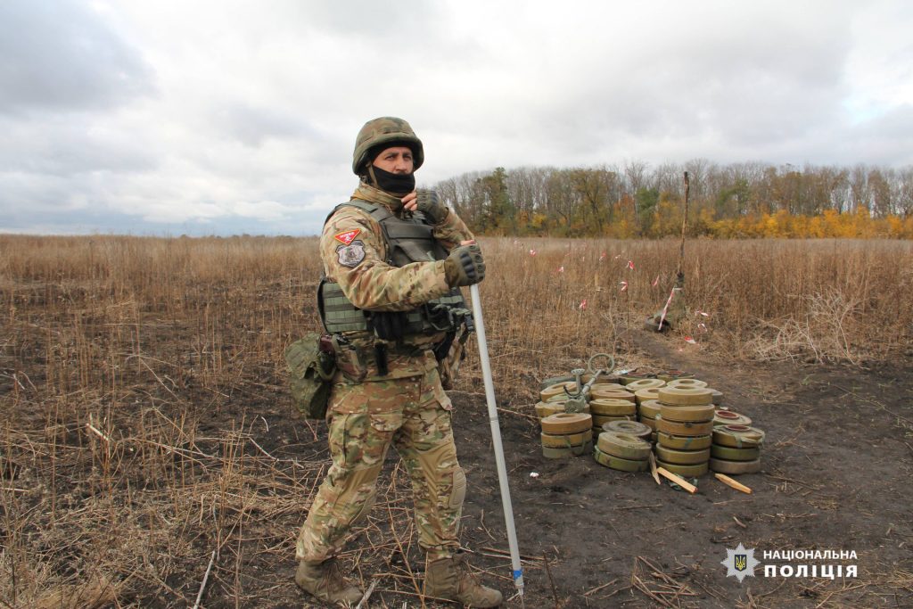 Сапери, які втратили ноги, продовжують розміновувати Харківщину (фото, відео)