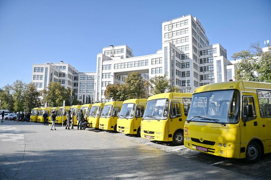 12 шкільних автобусів передали шістьом громадам Харківщини