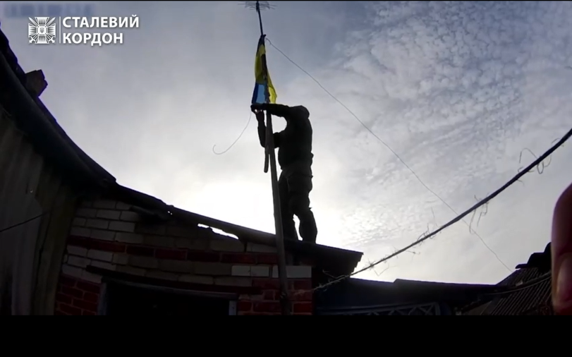 Прапор України підняли в селі Тополі в “сірій зоні” на Харківщині (відео)