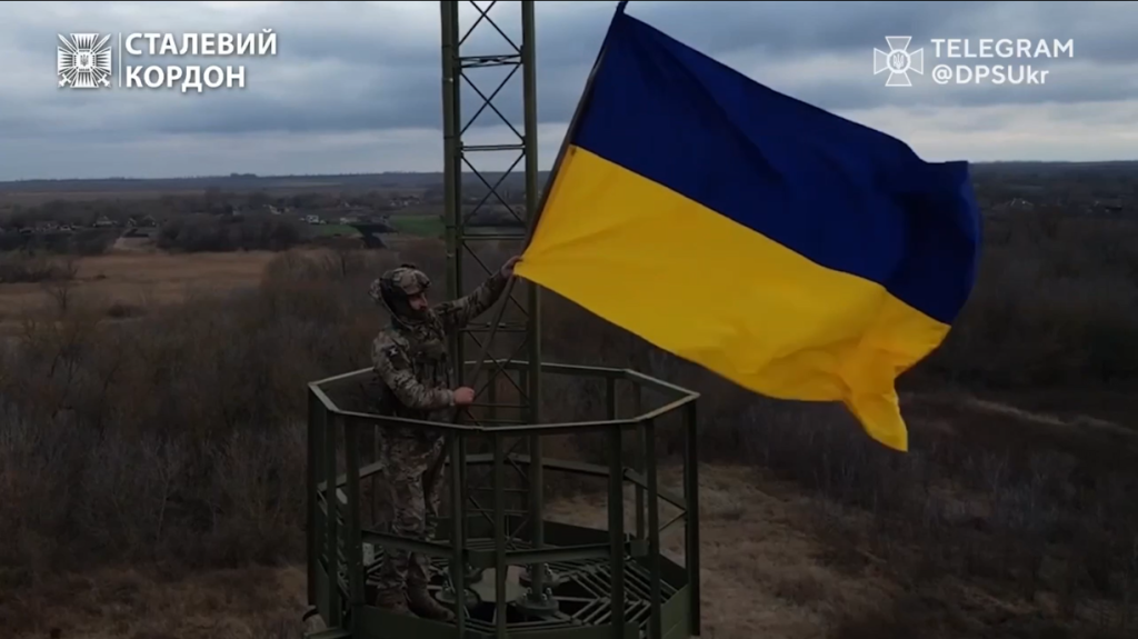 Флаг Украины подняли в пункте пропуска на Харьковщине на границе с РФ (видео)