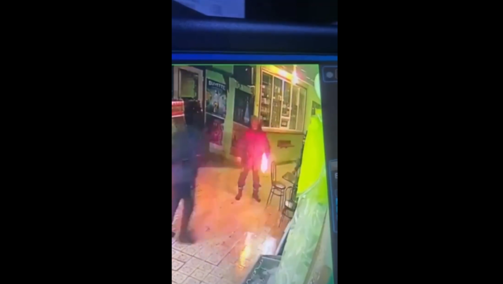 П’яний житель Харківщини облив бензином компанію підлітків і підпалив (відео)