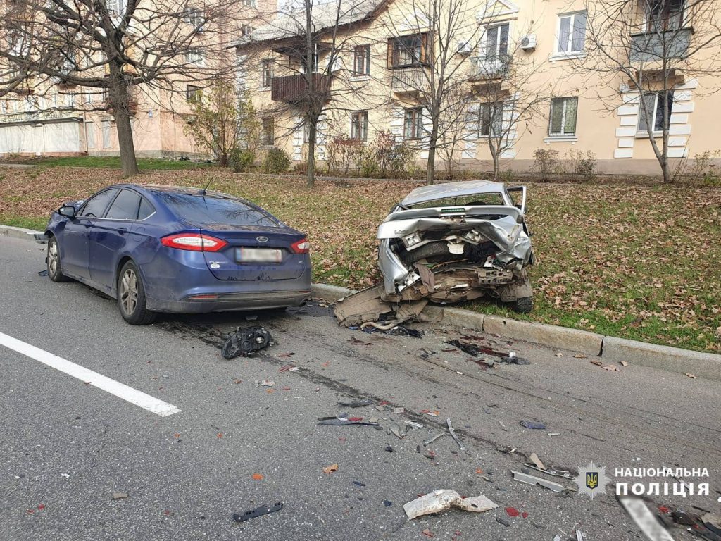 У Харкові зіткнулися дві автівки: літній водій – у лікарні (фото)